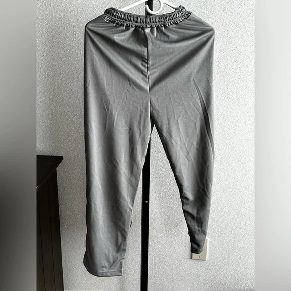 Size small grey pants - Picture 3 of 3